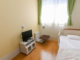 明るい個室の居室