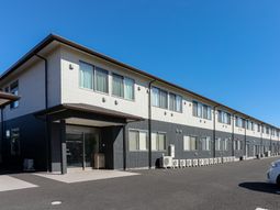 明るい外観の建物