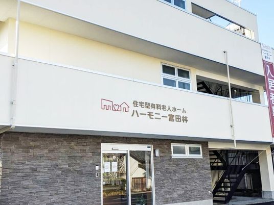 白基調の施設外観