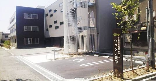 ** 駐車場がある外観