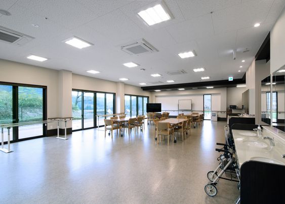 清潔で広い食堂