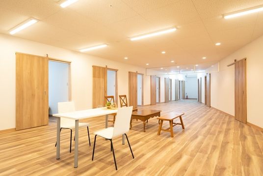 広く明るい廊下
