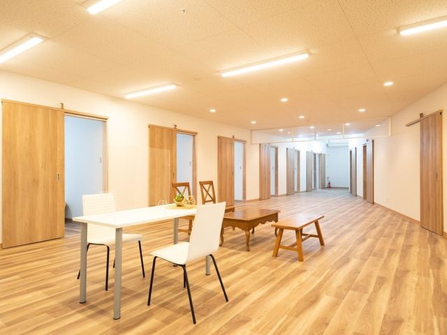 広く明るい廊下 廊下 明るく広々とした廊下では、椅子に座ってリラックスすることができます。自然光が心地よい空間です。