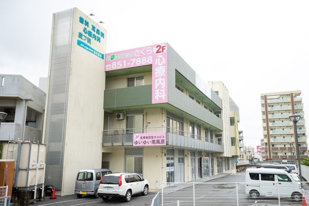 広い駐車場のある外観