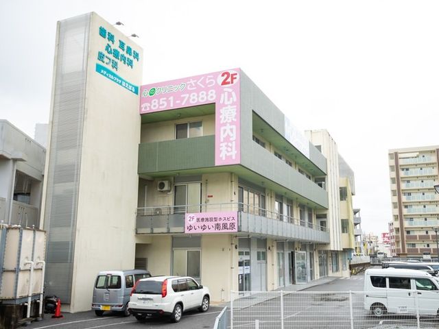 広い駐車場のある外観 外観 広々とした駐車場を備えた建物です。周辺にはアクセスしやすい環境が整っています。