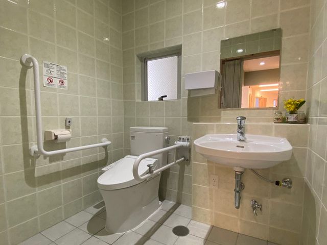 快適なトイレ トイレ 手すりが備えられたトイレで、安心して過ごせます。明るく清潔な空間が広がっています。