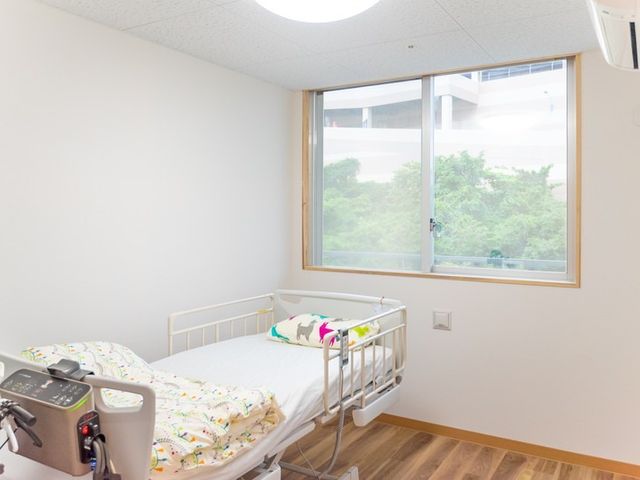窓付きの居室 居室 自然光が差し込む明るい雰囲気の個室です。清潔感があり、快適な空間で過ごせます。