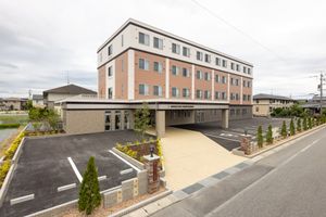 落ち着いた色合いの建物外観