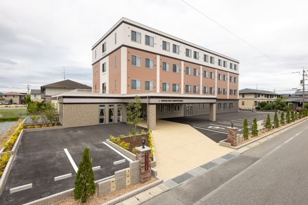 落ち着いた色合いの建物外観