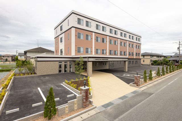 落ち着いた色合いの建物外観