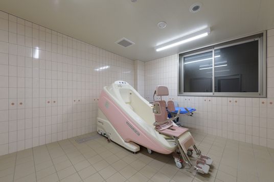 清潔な介護用浴室の一角