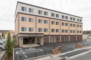 明るい外観の施設