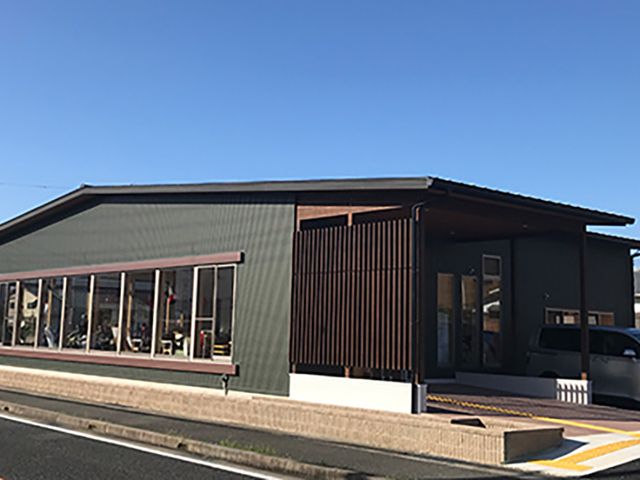 広々とした設計の建物外観 外観 広々としたデザインが特徴の建物です。大きな窓から自然光が差し込み、明るい雰囲気を感じられます。