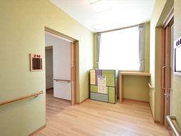 清潔感のある廊下と部屋の入口