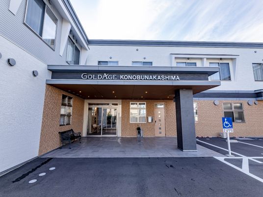 清潔感ある施設のエントランス