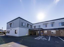 明るい外観の建物