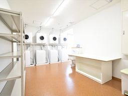 洗濯機並ぶ洗濯室