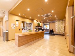 明るい受付エリア