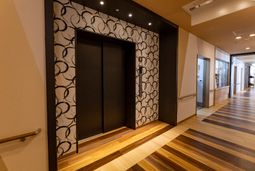 モダンなエレベーター前