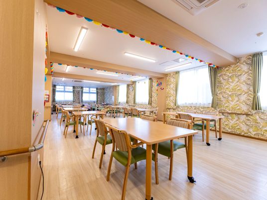 カラフルな飾りの食堂