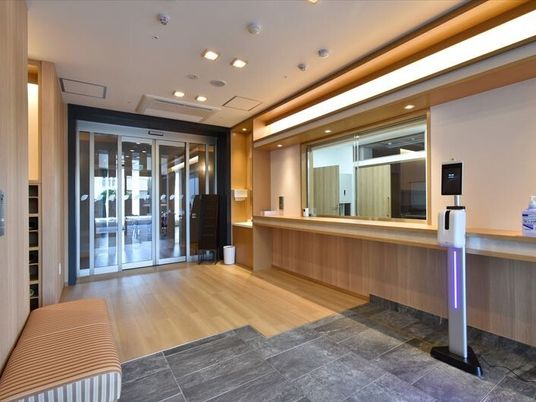 綺麗な木目調のエントランス