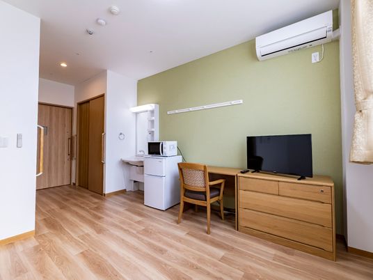 緑壁の明るい居室