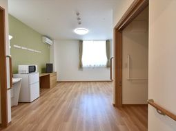 明るい居室の様子