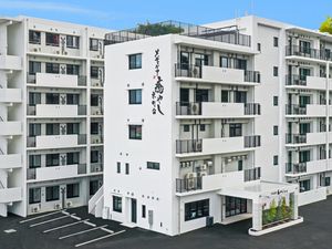 白い外観の施設建物  