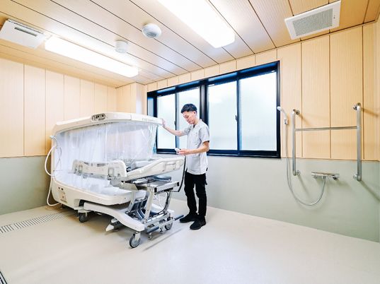 居室内スタッフとベッド