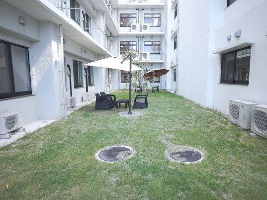 中庭のくつろぎ空間