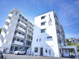 白い建物の外観