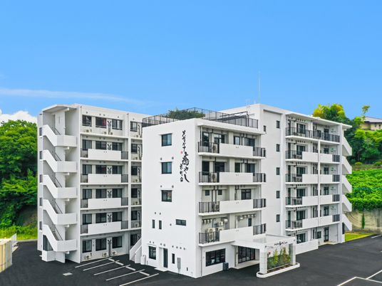 清潔感のある白い建物