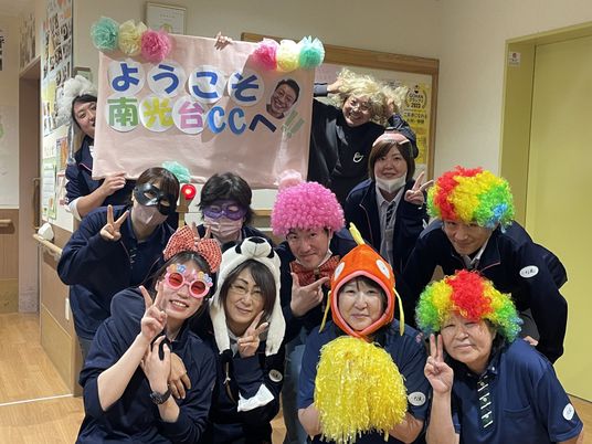 楽しい雰囲気のスタッフ集合