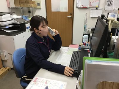 スタッフが電話対応をする様子