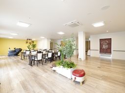 多目的スペースの明るい雰囲気