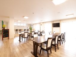 明るく広々した食堂