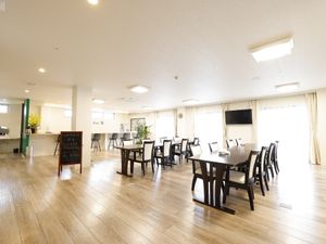 明るい食堂の空間