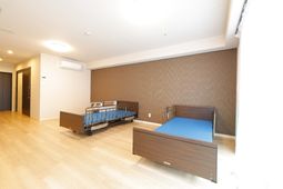 清潔な居室のベッド２台