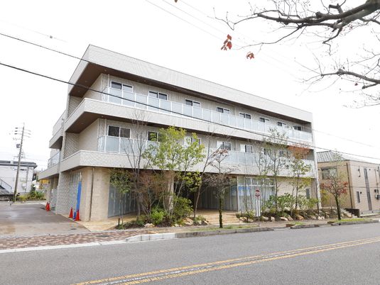 広々とした施設の外観