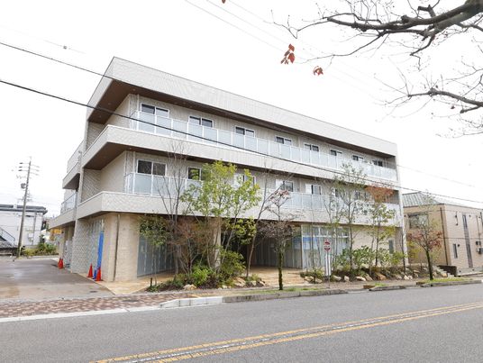 広々とした施設の外観