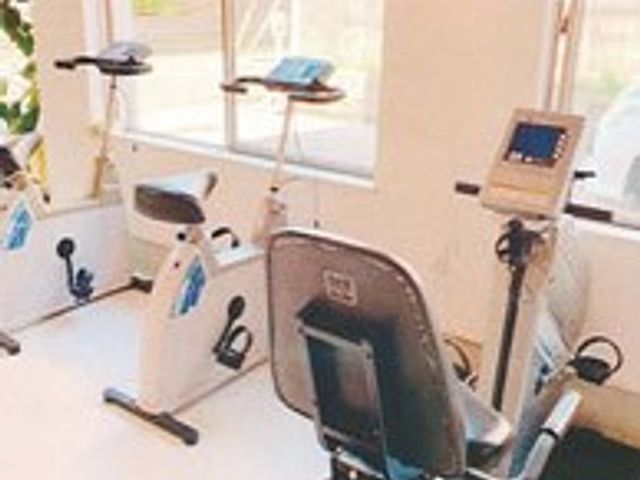 明るい空間のジム ジム 自然光がたっぷり差し込むジムは、快適にトレーニングができる環境です。運動機器も充実しています。