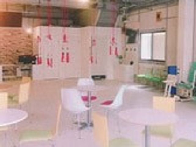 明るい共有スペース ラウンジ 広々としたラウンジは自然光が差し込み、ゆったりとした時間を過ごすのに最適です。