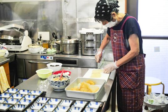 キッチンで作業中の女性