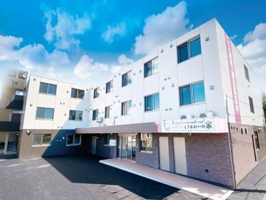 明るい施設外観  