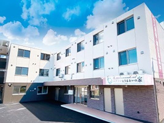 明るい建物外観  