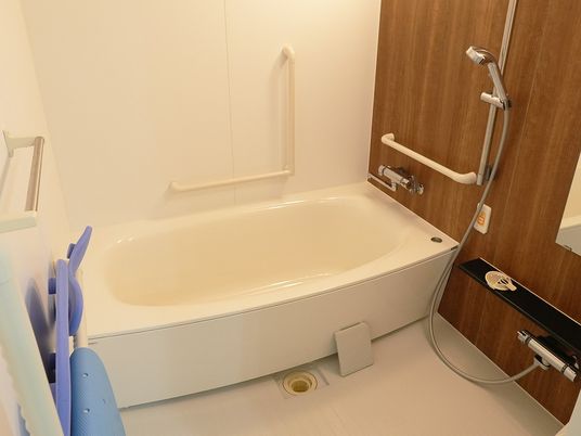 手すり付き浴室  