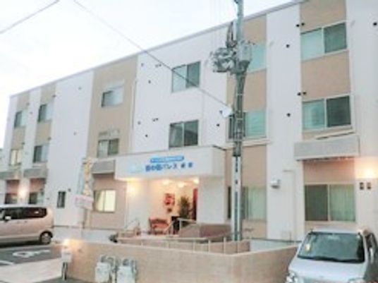 明るい外観の建物エントランス