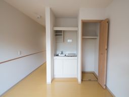 明るい居室の一角