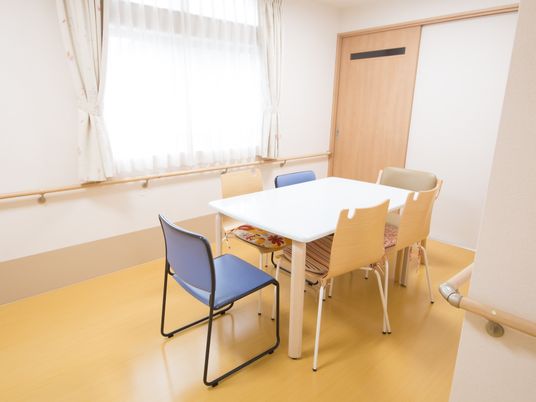 明るい居室のテーブルと椅子