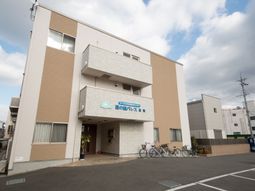 明るい外観の建物